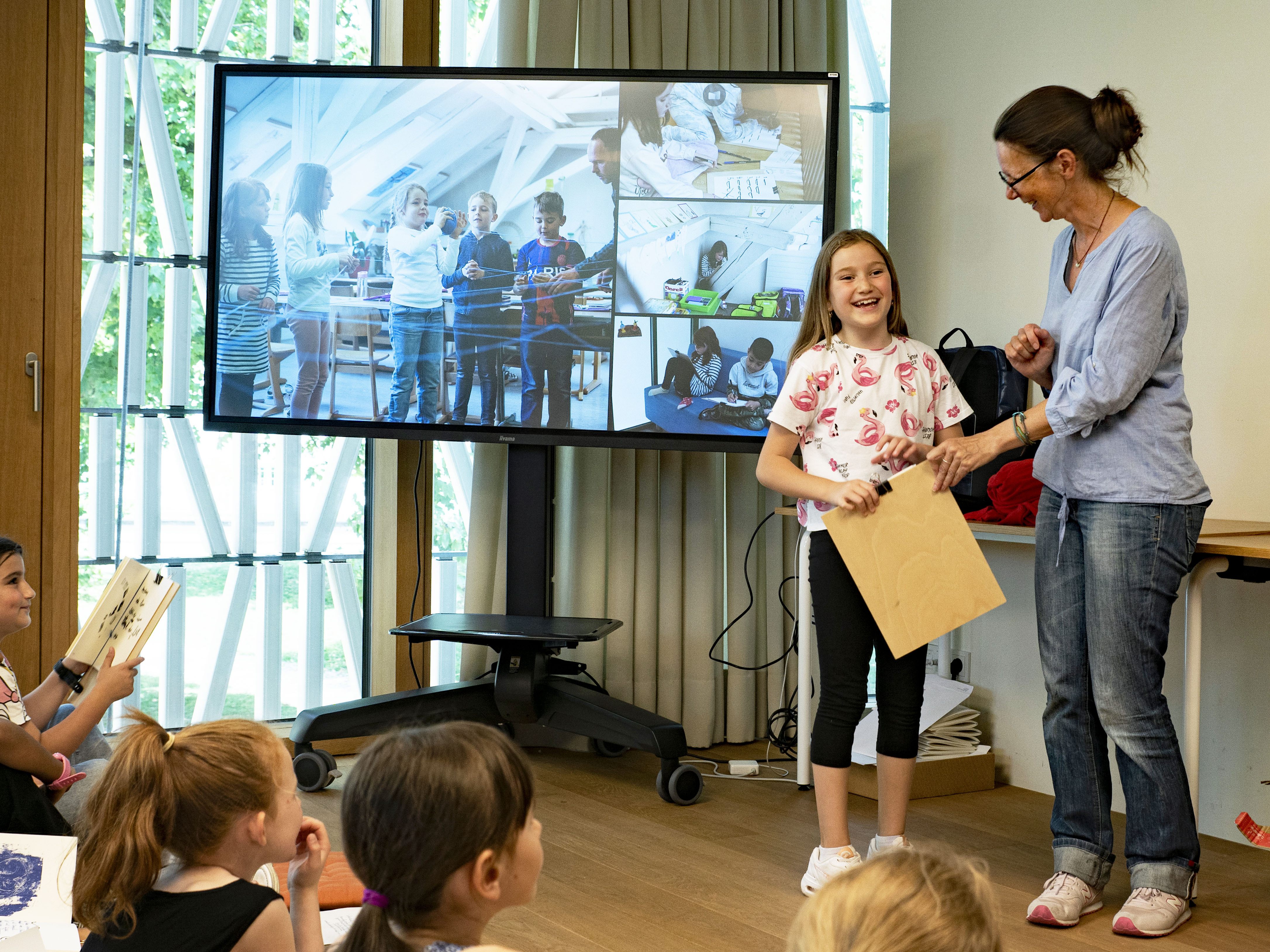 Bei der Projektpräsentation in der Stadtbibliothek bekam jedes Kind ein Exemplar des druckfrischen Heftes. Bei der Projektpräsentation in der Stadtbibliothek bekam jedes Kind ein Exemplar des druckfrischen Heftes.