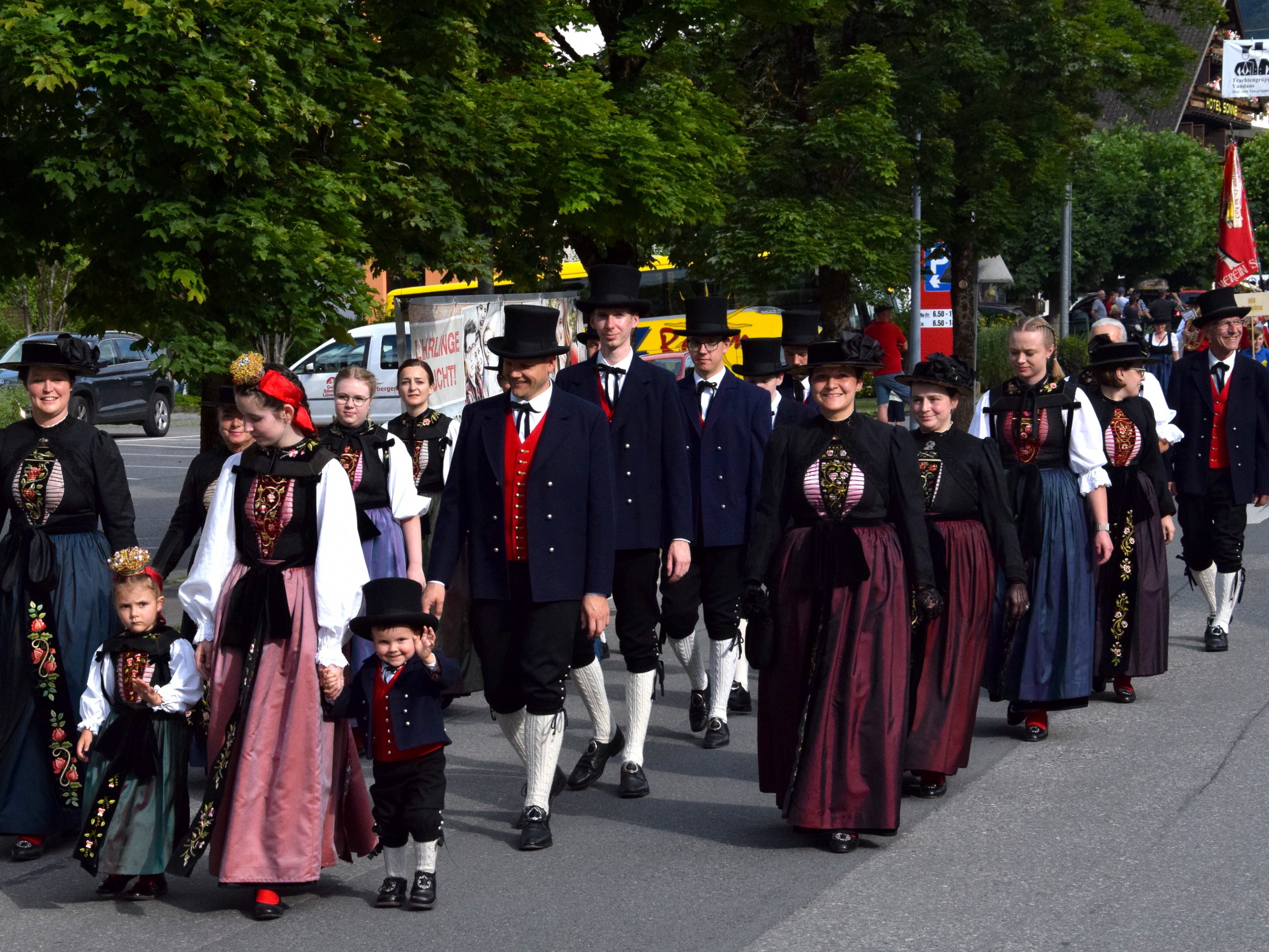 Unter den Teilnehmenden des kleinen Festumzuges befand sich auch die Trachtengruppe Vandans.