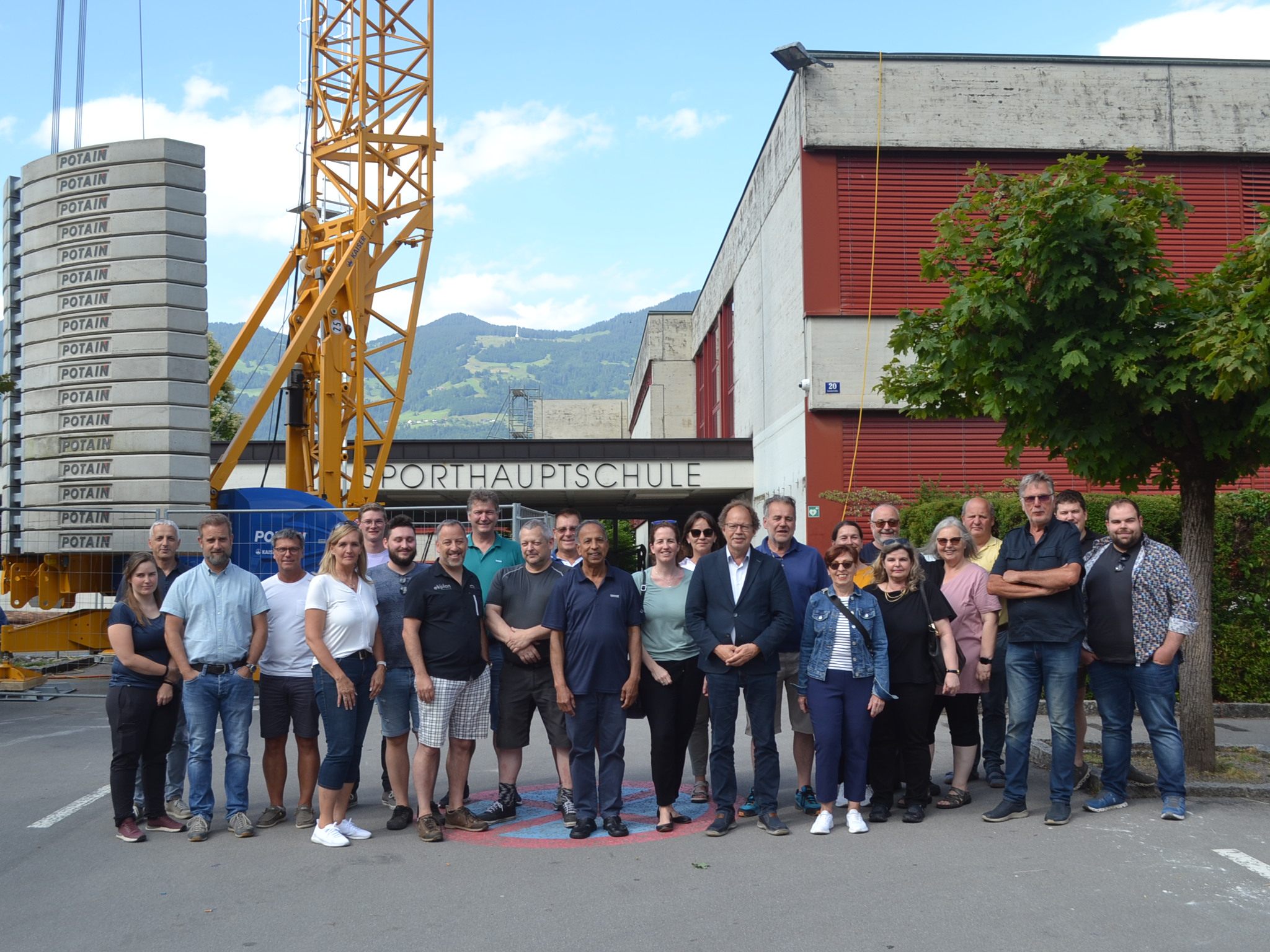 Ein Bild fürs Fotoalbum: Politiker, Handwerker und Lehrende an der Mittelschule feierten den Spatenstich. Ein Bild fürs Fotoalbum: Politiker, Handwerker und Lehrende an der Mittelschule feierten den Spatenstich.