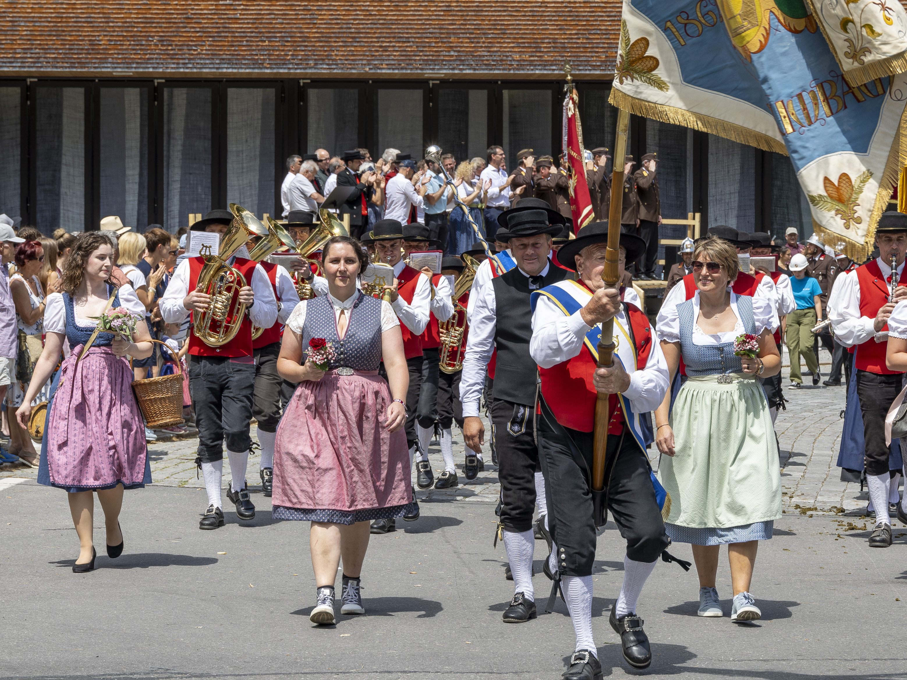 Tausende Zuschauer waren am Sonntag beim Festumzug in Schnepfau dabei. Tausende Zuschauer waren am Sonntag beim Festumzug in Schnepfau dabei.