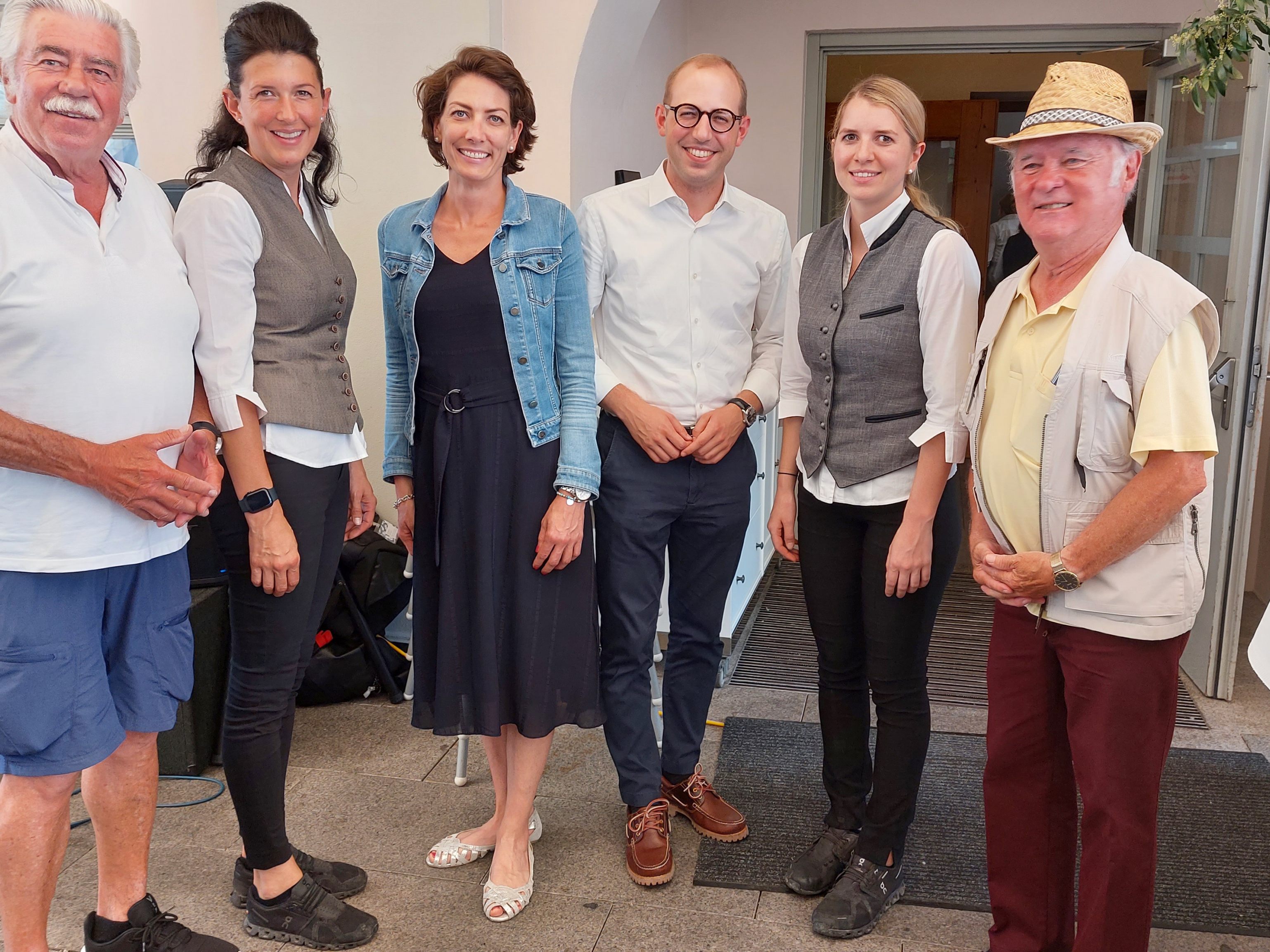 Organisator Paul Lau (li) und Ehrenobmann Hans Lederer (re) mit LAbg. Veronika Marte und LAbg. Raphael Wichtl und Kornmesser-Servicemitarbeiterinnen