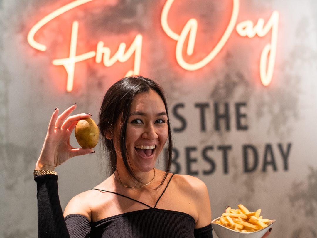 Am 13. Juli kann man sich im Tausch gegen eine rohe Kartoffel Gratis-Pommes bei "Le Burger" in Wien holen. Am 13. Juli kann man sich im Tausch gegen eine rohe Kartoffel Gratis-Pommes bei "Le Burger" in Wien holen.