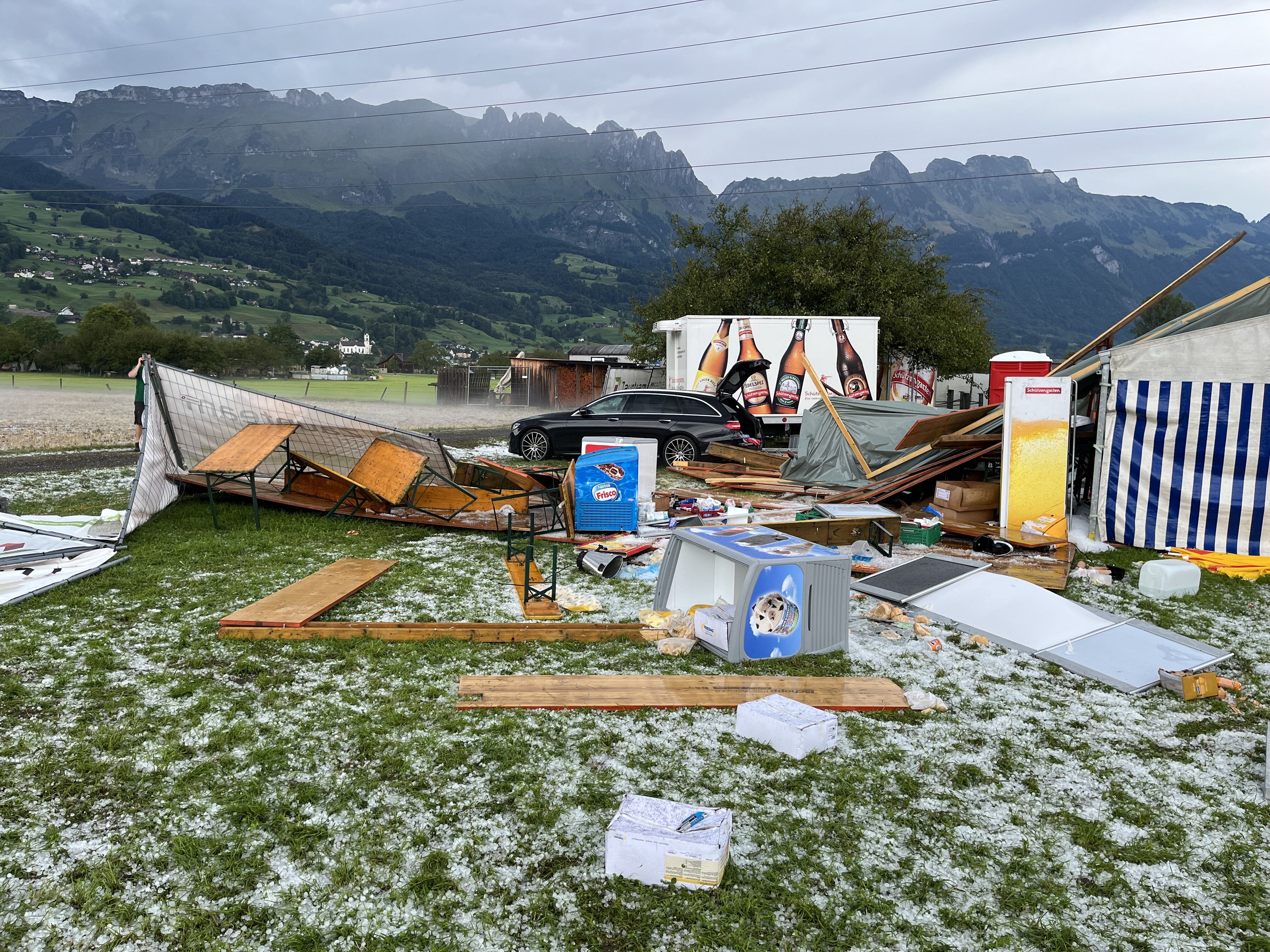 Ein Unwetter verwüstete ein Festgelände im Schweizer Kanton St. Gallen.