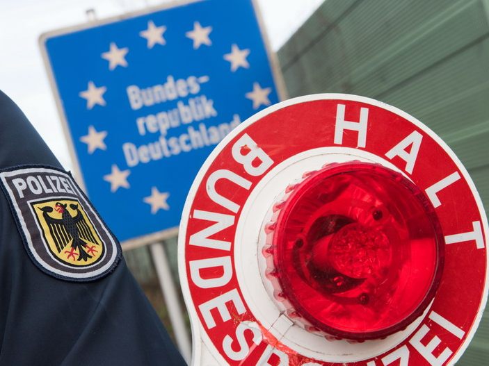 Die deutsche Bundespolizei griff zwei Familien auf. Die deutsche Bundespolizei griff zwei Familien auf.