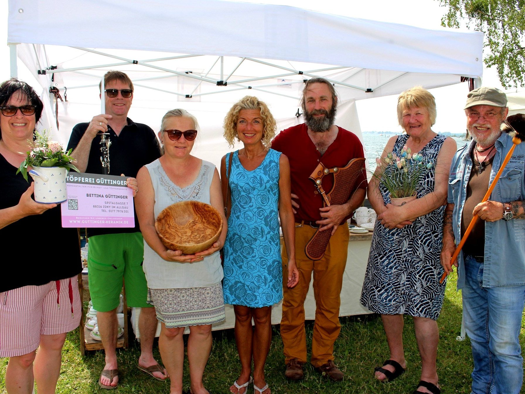 Zusammen mit langjährigen Marktständlern freut sich Organisatorin Bettina Güttinger (links im Bild) von der Töpferei B. Güttinger aus Isny auf den „Kunst-Handwerker-Markt“ in der Bodenseegemeinde Hard.