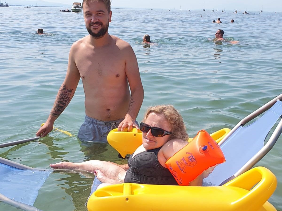 Karin Stöckler beim Baden mit dem Schwimmrollstuhl: "Die Abkühlung ist einfach herrlich." Karin Stöckler beim Baden mit dem Schwimmrollstuhl: "Die Abkühlung ist einfach herrlich."