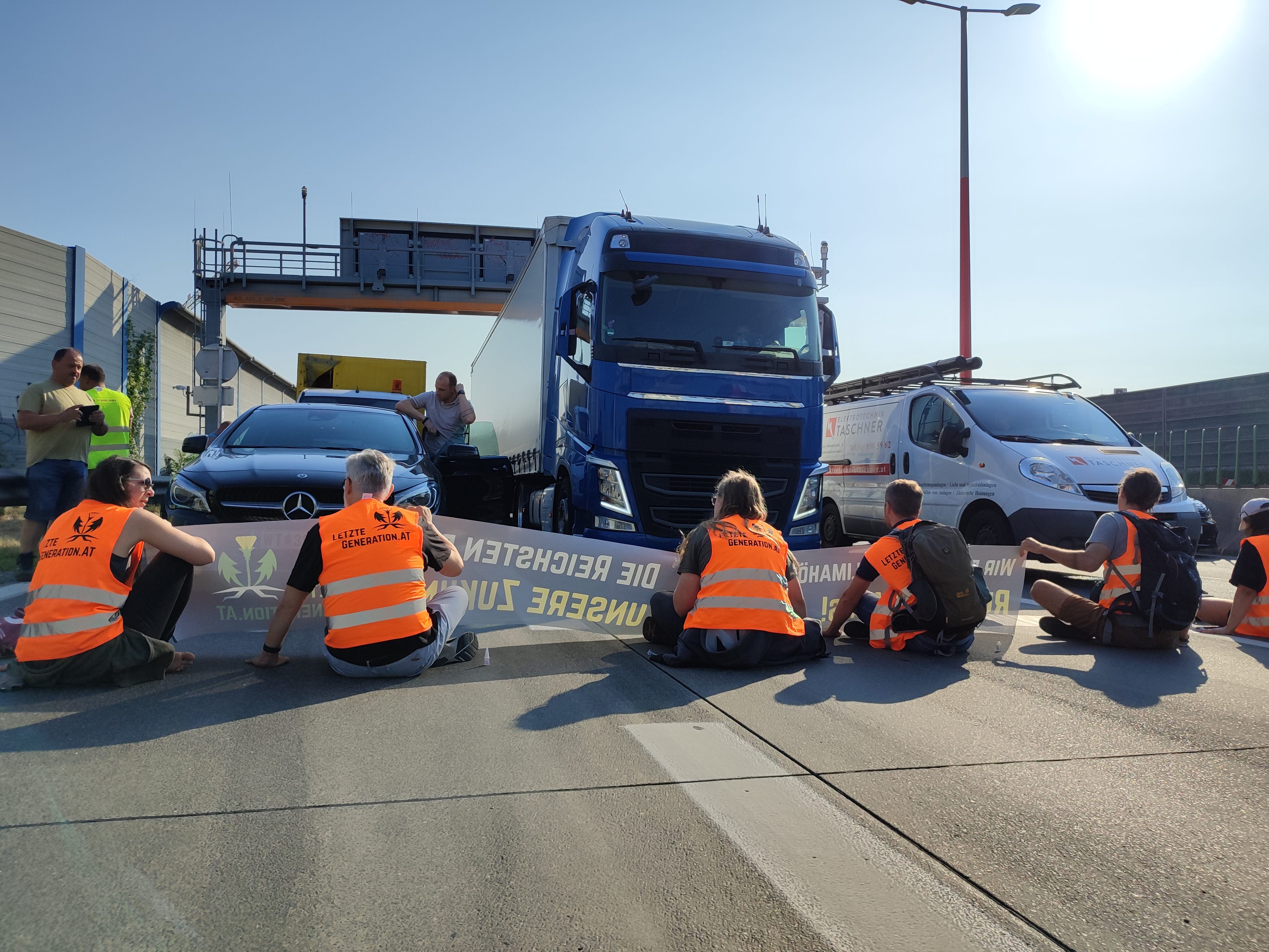 Klima-Aktivisten haben sich am Montag auf die Autobahn geklebt.