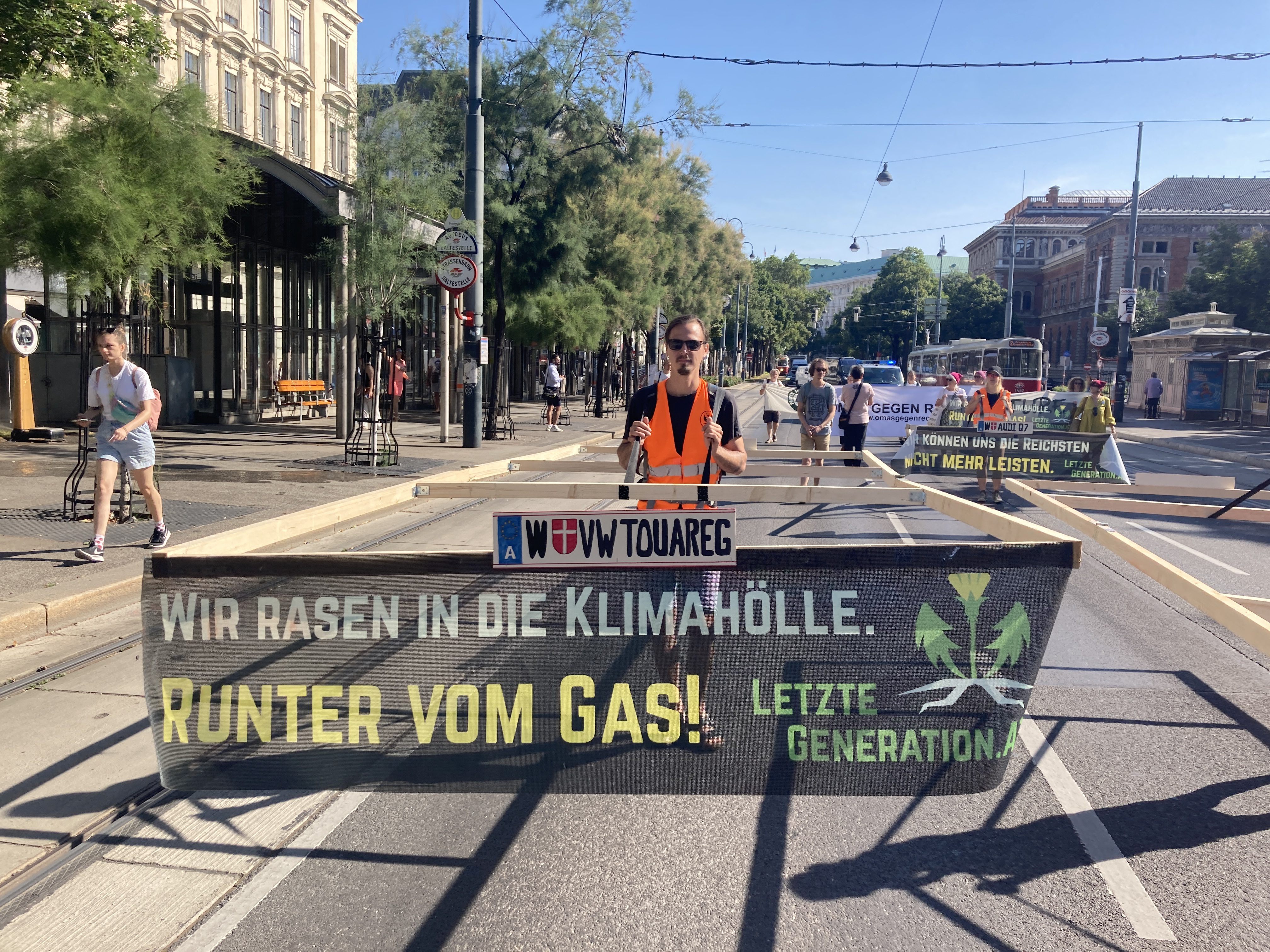 Klimaaktivisten verzögerten mit "Gehzeugen" den Verkehr am Wiener Ring. Klimaaktivisten verzögerten mit "Gehzeugen" den Verkehr am Wiener Ring.