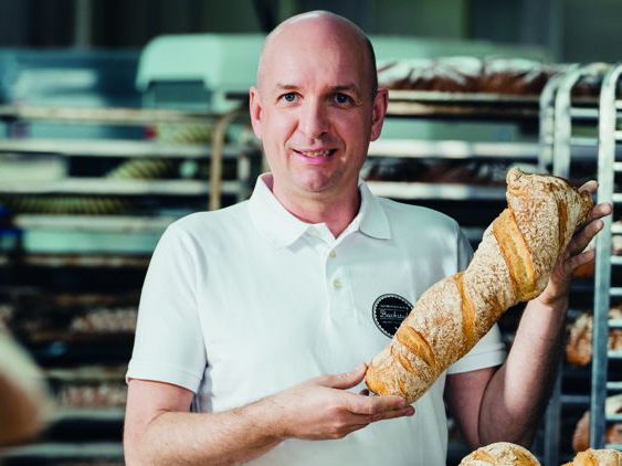 „Qualitativ hochwertige Zutaten und Rohstoffe aus Österreich sind das Geheimnis des hervorragenden Geschmacks.“ Leiter INTERSPAR-Bäckerei in Dornbirn mit Lehrling Bettina Remm