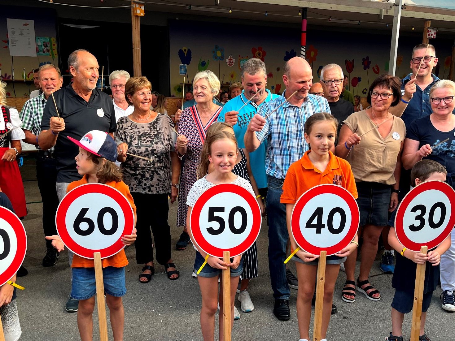 Das Lochauer Dorffest ist eine willkommene Gelegenheit, sich im „Jubiläumsjahr“ zu treffen und miteinander in fröhlicher Runde diesen tollen „runden Geburtstag“ zu feiern!