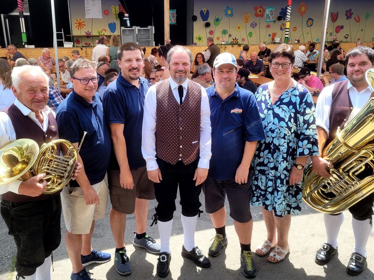 Ein Hoch auf ein erfolgreiches „Lochauer Dorffest“ des Musikvereines: Vize-Bgm. Christophorus Schmid, Volker Stefani, Vorstand Helmut Immler, Achim Langegg, Kulturreferentin Petra Rührnschopf mit Musikanten vom MV Eichenberg.