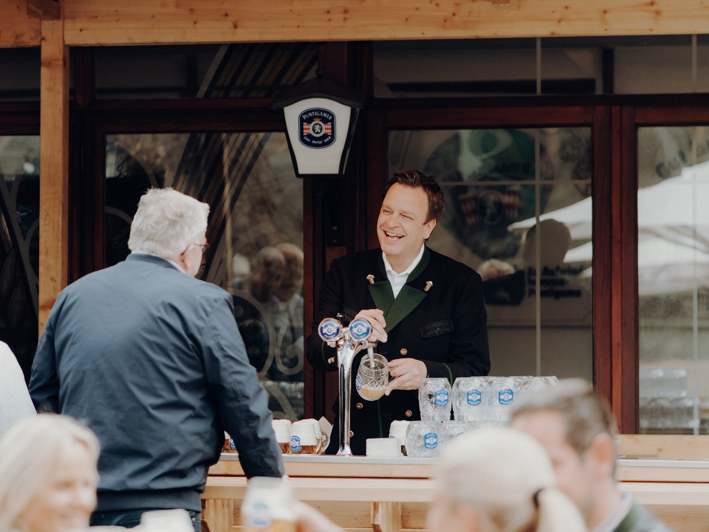 Der Grazer Wirt Robert Grossauer führt beim Bier wieder Schilling-Preise ein.