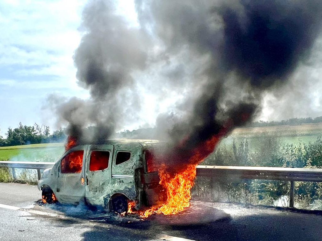 Die Freiwillige Feuerwehr löschte das brennende Fahrzeug. Die Freiwillige Feuerwehr löschte das brennende Fahrzeug.