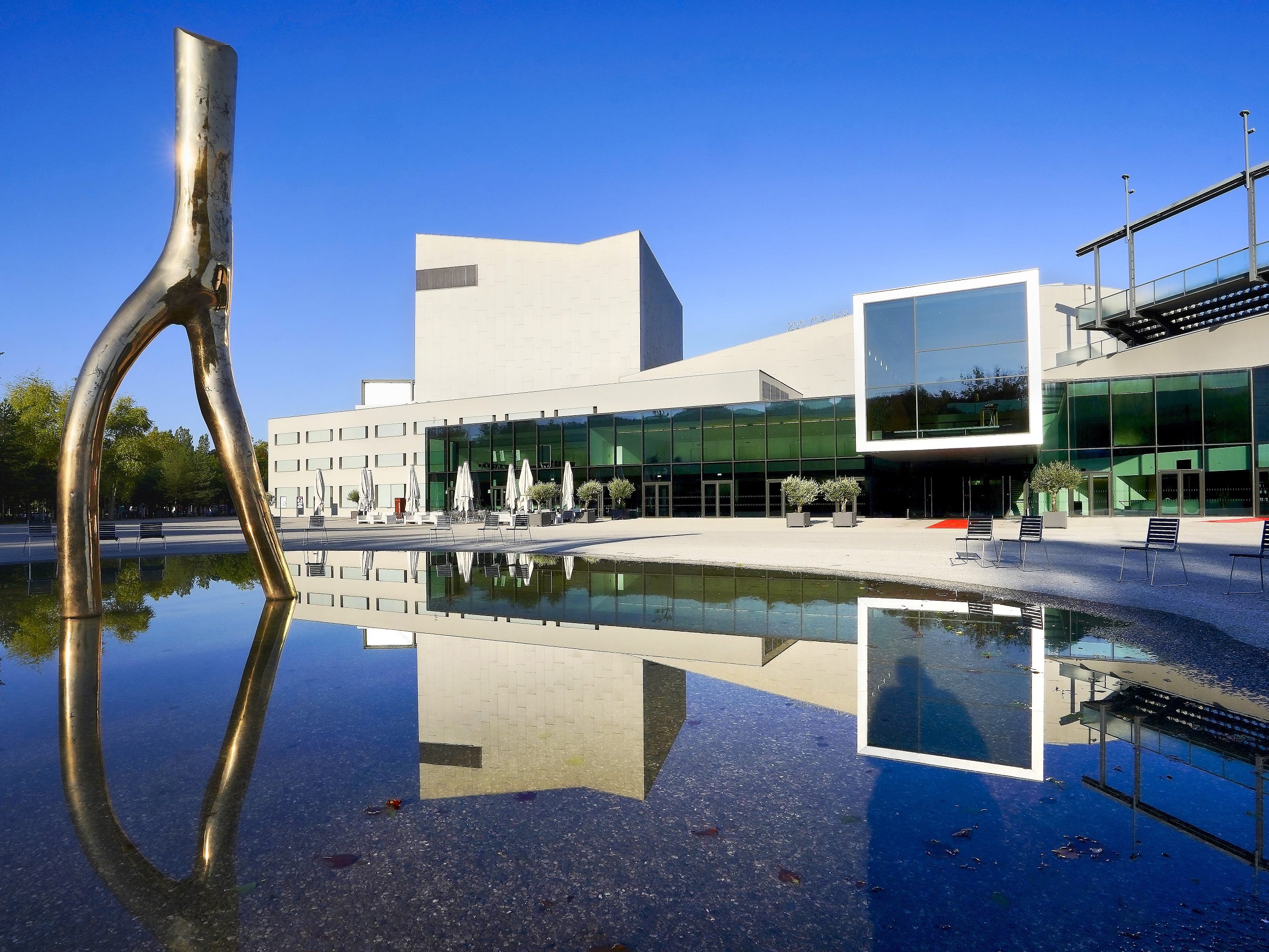 STAGE Bregenz, die neue Messe für zeitgenössische Kunst und Design im Bodenseeraum, findet erstmals vom 22. bis 25. Februar 2024 im Festspielhaus Bregenz statt. STAGE Bregenz, die neue Messe für zeitgenössische Kunst und Design im Bodenseeraum, findet erstmals vom 22. bis 25. Februar 2024 im Festspielhaus Bregenz statt.