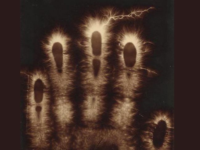 Diese Hand unter Strom hat nichts mit der Lichtabgabe einer menschlichen Hand zu tun. Diese Hand unter Strom hat nichts mit der Lichtabgabe einer menschlichen Hand zu tun.