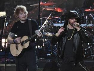 Die beiden Weltstars traten bereits bei Eminems Aufnahme in die "Rock and Roll Hall of Fame" gemeinsam auf (Bild). Dieses Mal überraschten sie die ahnungslosen Fans auf einem Konzert von Sheeran.