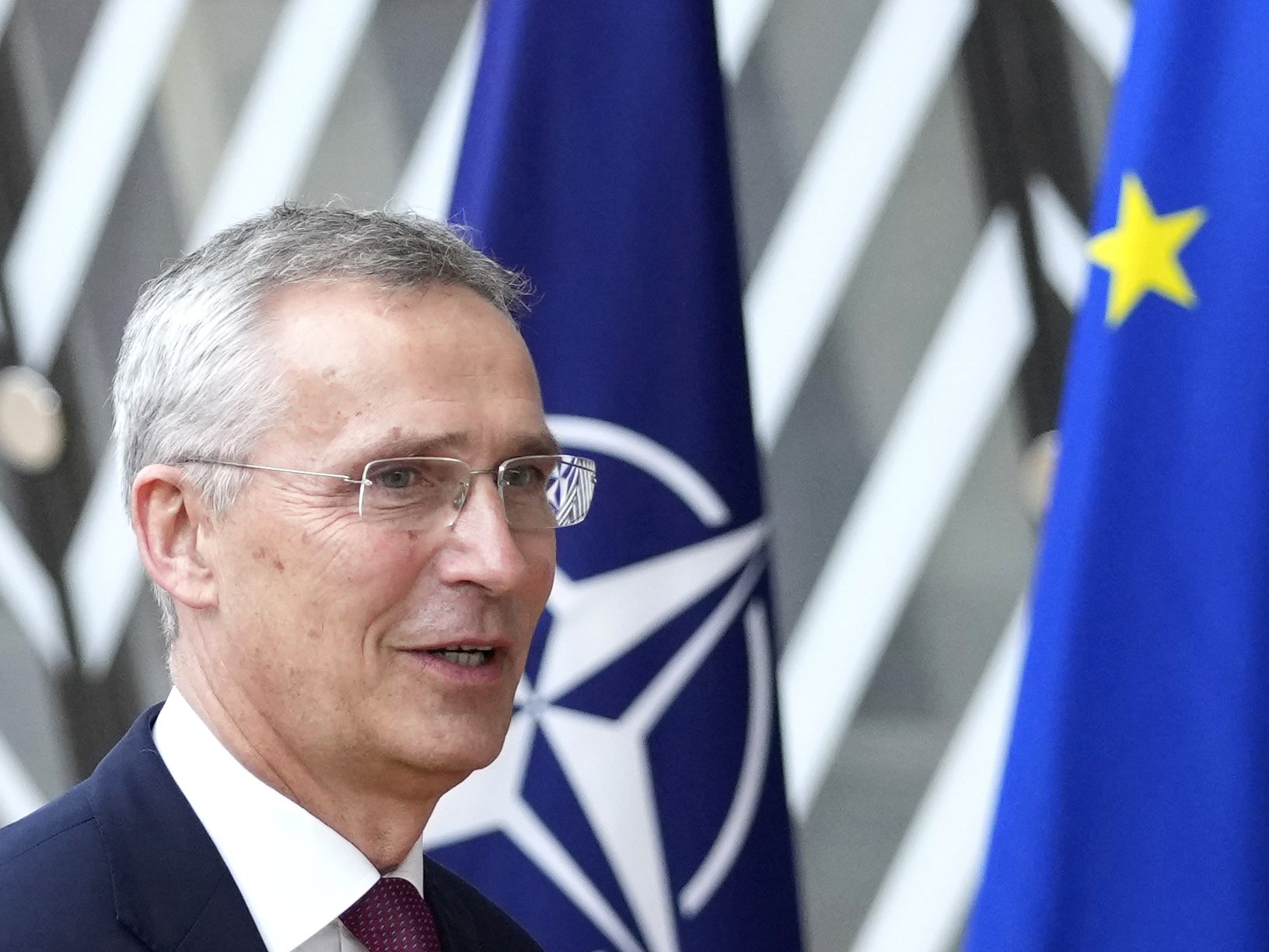 Norweger Stoltenberg bleibt bis nächstes Jahr im Amt. Norweger Stoltenberg bleibt bis nächstes Jahr im Amt.