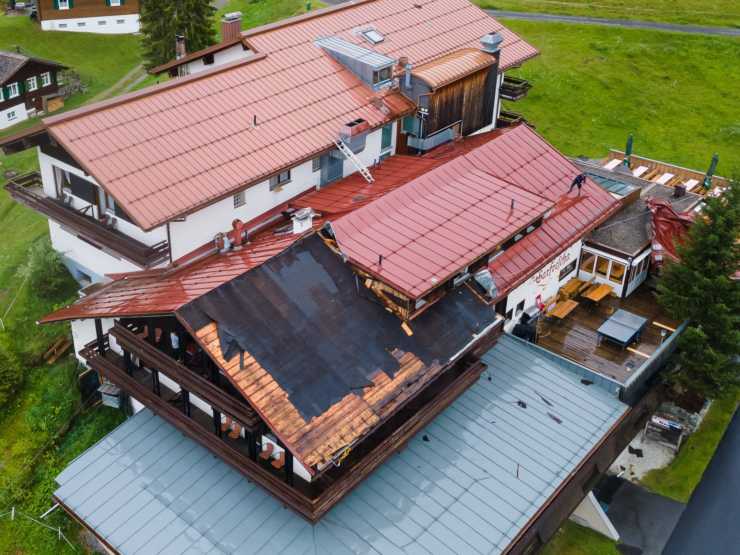 Ein Dach in St-Gallenkirch überstand den Sturm nicht,und wurde großflächig abgedeckt.