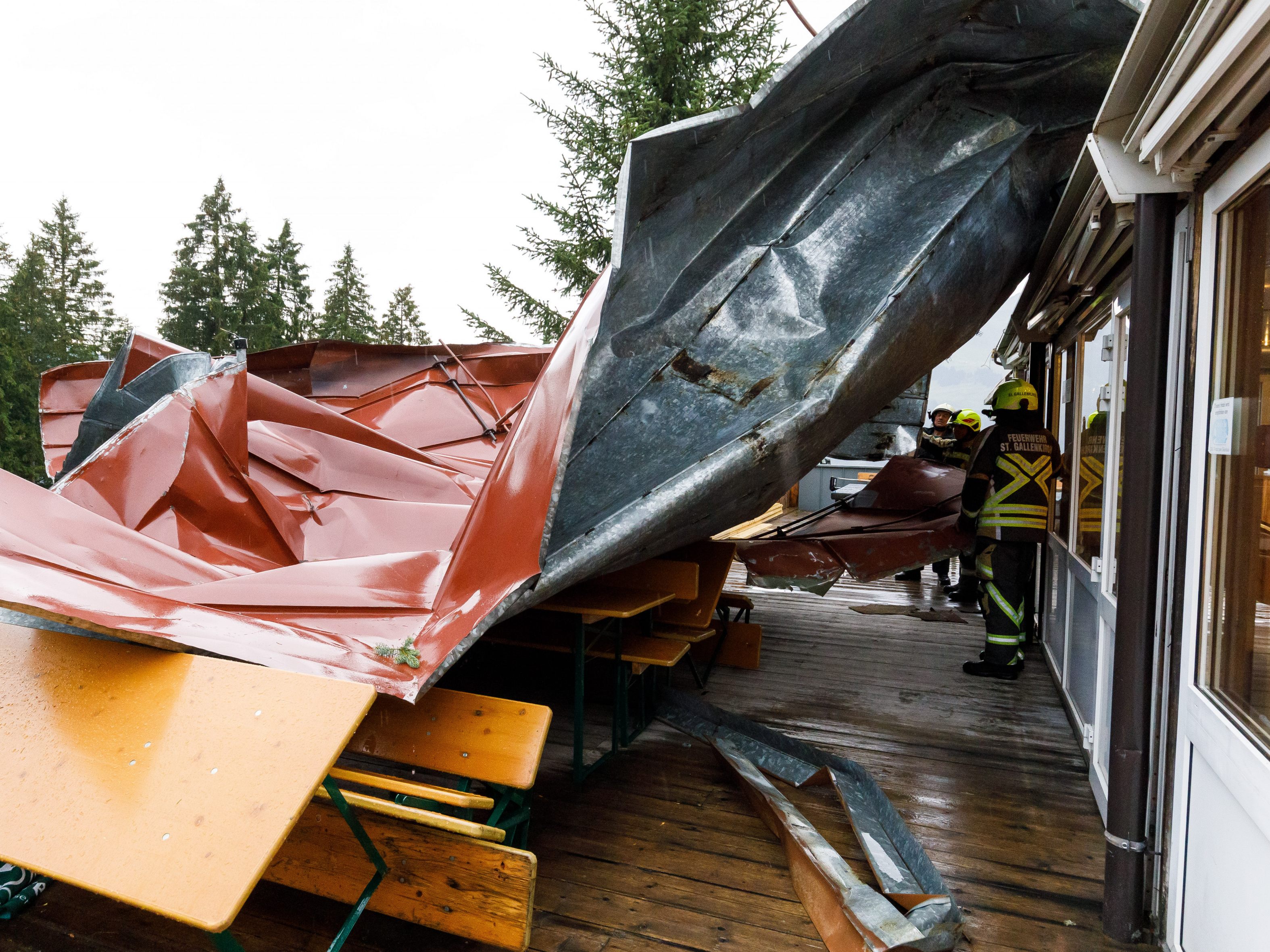 Ein Blechdach, da der Sturm in St. Gallenkirch weggerissen hat.