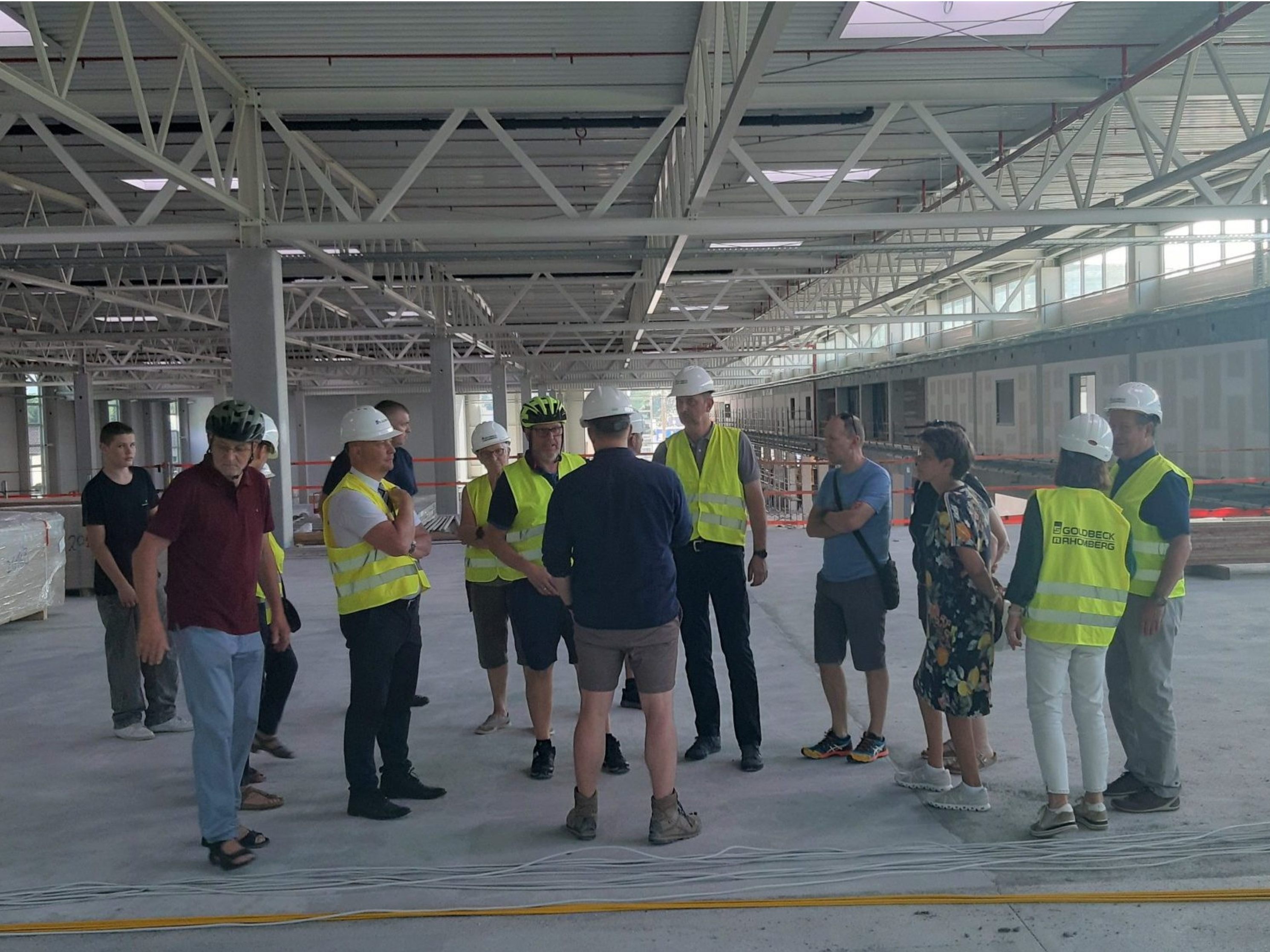 Die Mäderer Gemeindevertreter und das e5-Team besichtigten die Großbaustelle von Amann Girrbach Die Mäderer Gemeindevertreter und das e5-Team besichtigten die Großbaustelle von Amann Girrbach