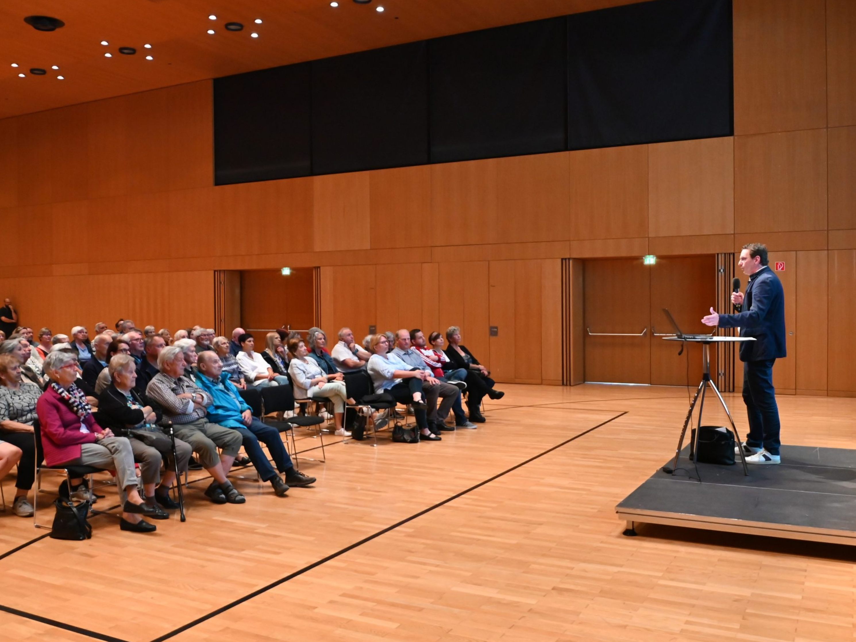 Bürgermeister Markus Giesinger gab den interessierten Gästen erste Eindrücke vom neuen „Paulihaus“