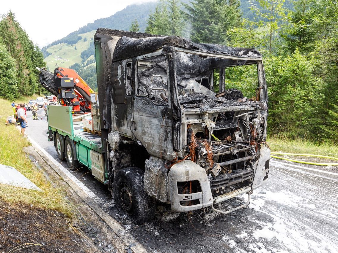 Ein Lkw geriet am Montag in Vollbrand.