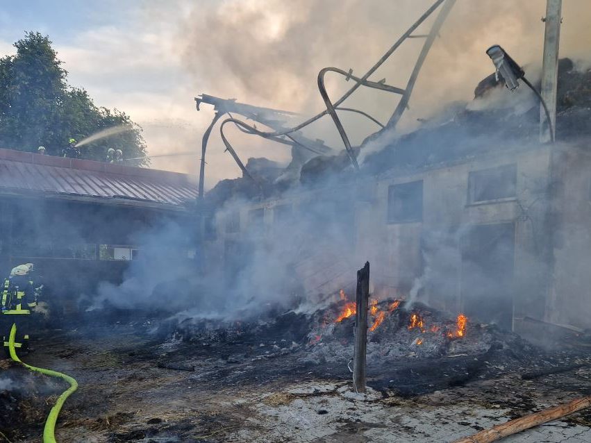 220 Feuerwehrleute standen bei dem Bauernhofbrand in Niederösterreich im Einsatz.