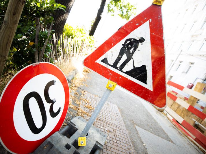 Die Sanierung der Fahrbahn bei der Linken Wienzeile in Wien-Mariahilf beginnt ab 1. August 2023. Die Sanierung der Fahrbahn bei der Linken Wienzeile in Wien-Mariahilf beginnt ab 1. August 2023.