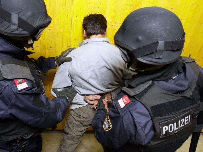 Weil fünf Männer zwei Männer in Wien-Favoriten attackierten und ausraubten, kam es am Freitag zu einem WEGA-Einsatz.