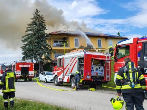 150 Feuerwehrmitglieder waren im Bezirk Amstetten im Einsatz, um einen Dachstuhlbrand zu löschen.