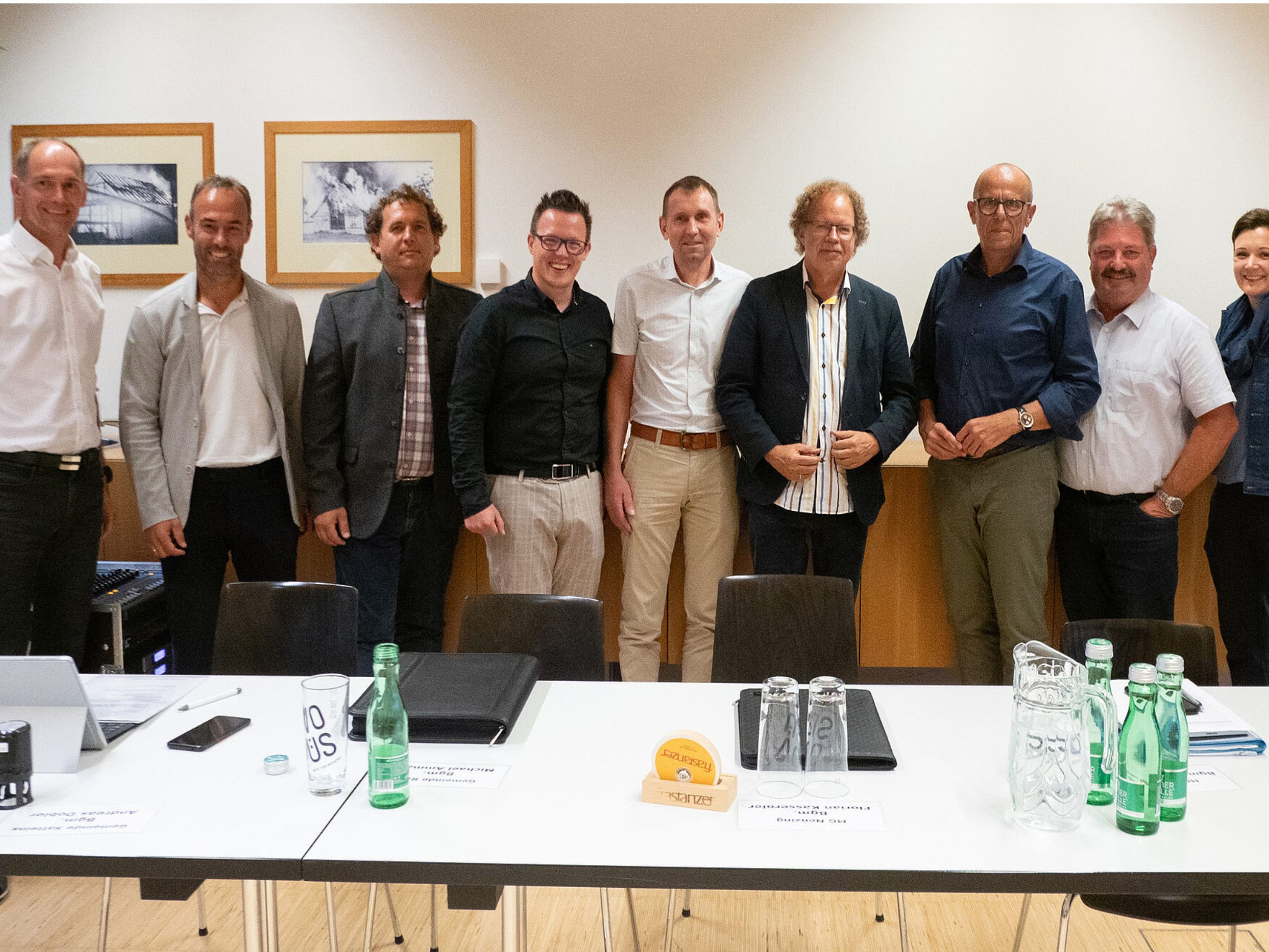 Bürgermeister Wolfgang Lässer -(Schlins), Andreas Dobler (Satteins), Simon Lins (Schnifis), Michael Ammann (Röns), Florian Kasseroler (Nenzing), Walter Gohm (Frastanz) und Gerold Mähr (Düns) mit Regio Im Walgau Geschäftsführerin Eva-Maria Hochhauser-Gams (re) und Projektbegleiter Dr. Andreas Pölzl (li) Bürgermeister Wolfgang Lässer -(Schlins), Andreas Dobler (Satteins), Simon Lins (Schnifis), Michael Ammann (Röns), Florian Kasseroler (Nenzing), Walter Gohm (Frastanz) und Gerold Mähr (Düns) mit Regio Im Walgau Geschäftsführerin Eva-Maria Hochhauser-Gams (re) und Projektbegleiter Dr. Andreas Pölzl (li)