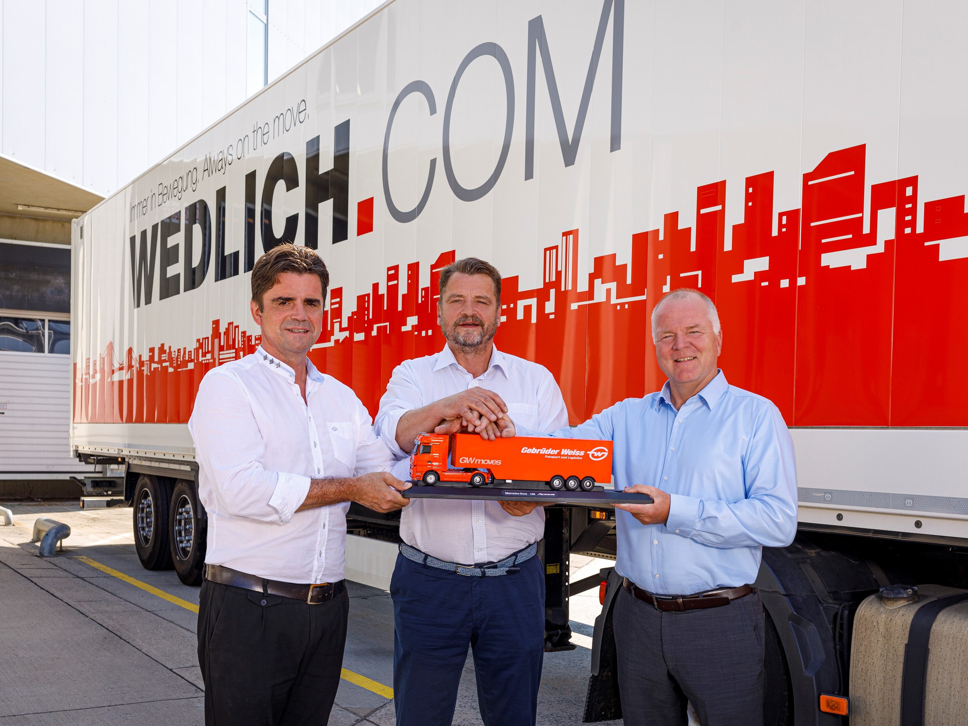 Bei der Vertragsunterzeichnung (v.l.): Christian und Alfred Wedlich, Geschäftsführer Wedlich, und Werner Dettenthaler, Geschäftsführer Landverkehr Deutschland bei Gebrüder Weiss. Bei der Vertragsunterzeichnung (v.l.): Christian und Alfred Wedlich, Geschäftsführer Wedlich, und Werner Dettenthaler, Geschäftsführer Landverkehr Deutschland bei Gebrüder Weiss.