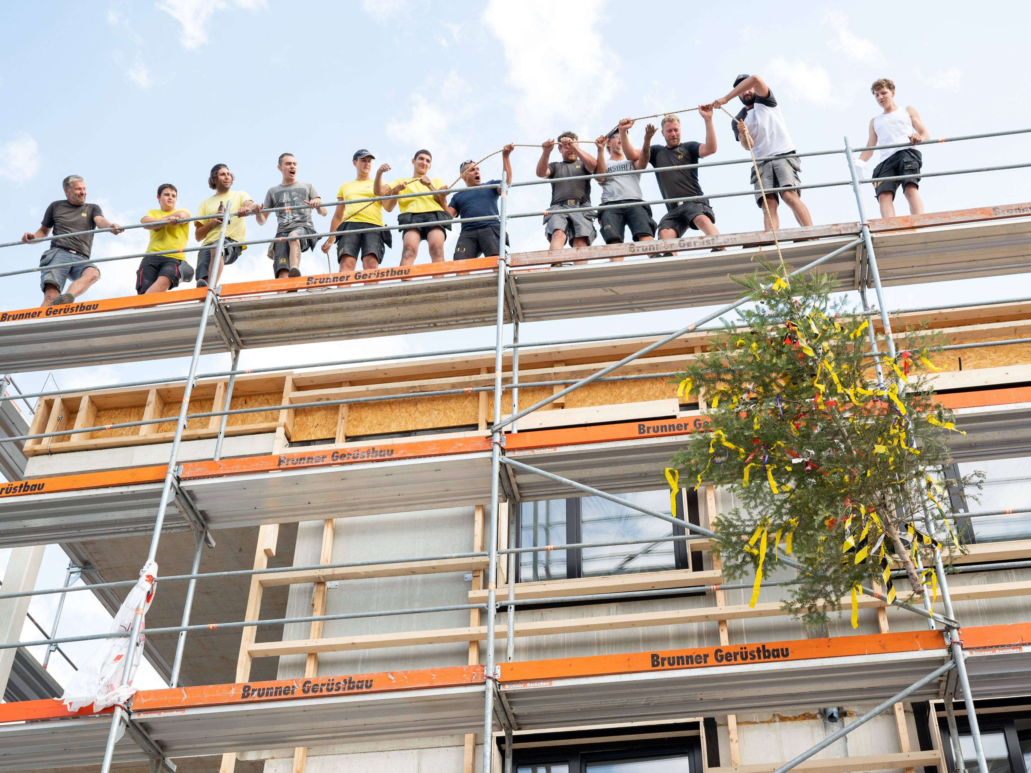 Traditionell luden die Bauherren Wohnbauselbsthilfe und i+R Wohnbau Planerinnen und Planer, Handwerker und künftige Bewohnerinnen und Bewohner zur Firstfeier „Am Römerstein“ in Höchst. Traditionell luden die Bauherren Wohnbauselbsthilfe und i+R Wohnbau Planerinnen und Planer, Handwerker und künftige Bewohnerinnen und Bewohner zur Firstfeier „Am Römerstein“ in Höchst.