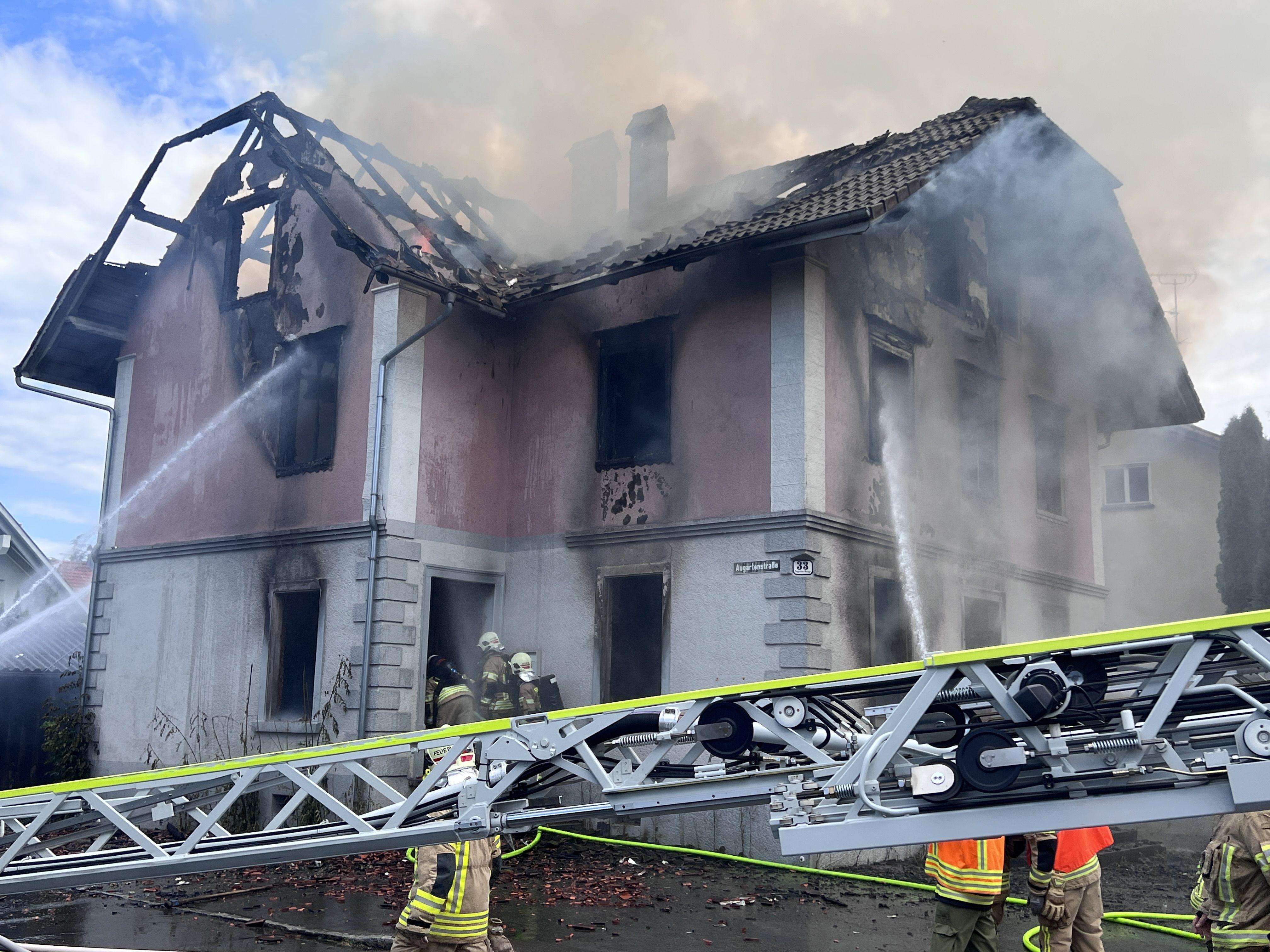 2 Feuerwehrleute wurden verletzt.
