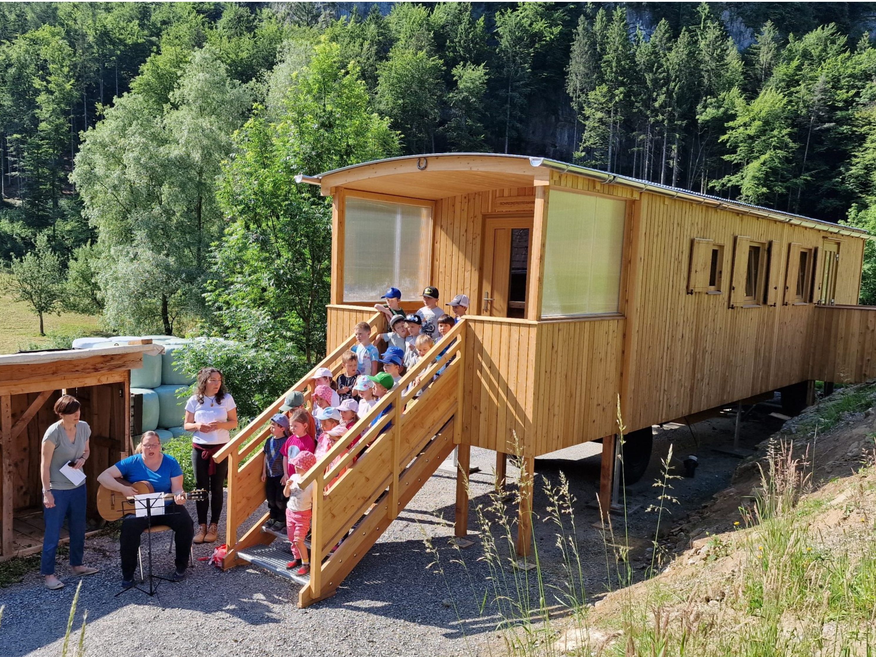 Der Waldkindergarten feierte die offizielle Eröffnung ihres neuen Tiny-Houses