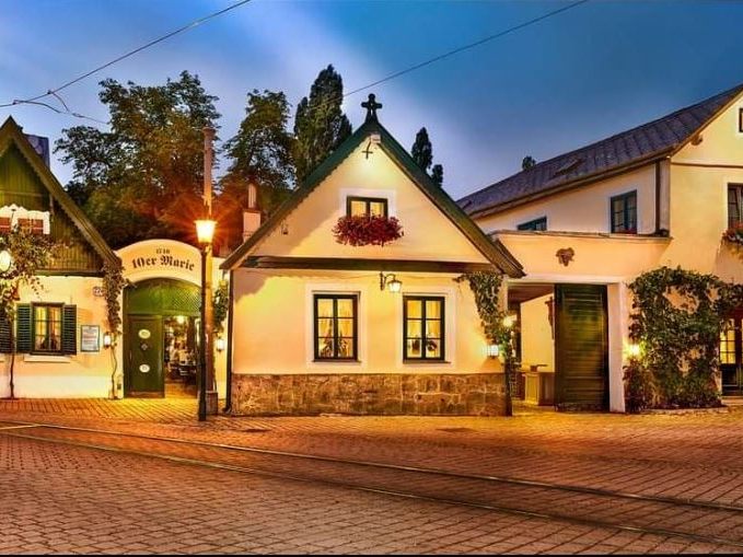 Der Heurige 10er Marie in Ottakring ist einer der bekanntesten Heurigen in Wien. Der Heurige 10er Marie in Ottakring ist einer der bekanntesten Heurigen in Wien.
