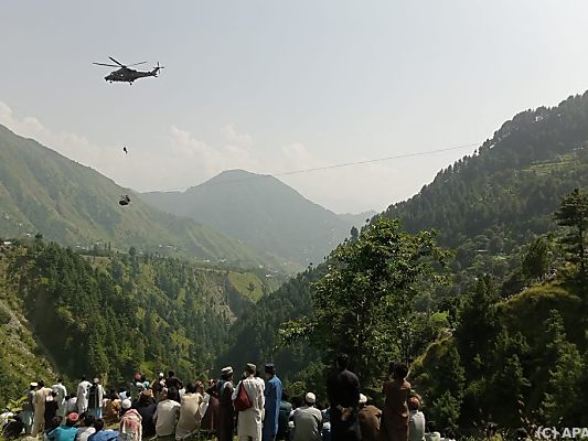 Soldat wurde aus Hubschrauber zur Gondel abgeseilt Soldat wurde aus Hubschrauber zur Gondel abgeseilt