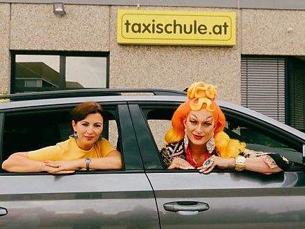 Dragqueen Candy Licious unterrichtet künftig Wiener Taxifahrer in Sachen Diversität.
