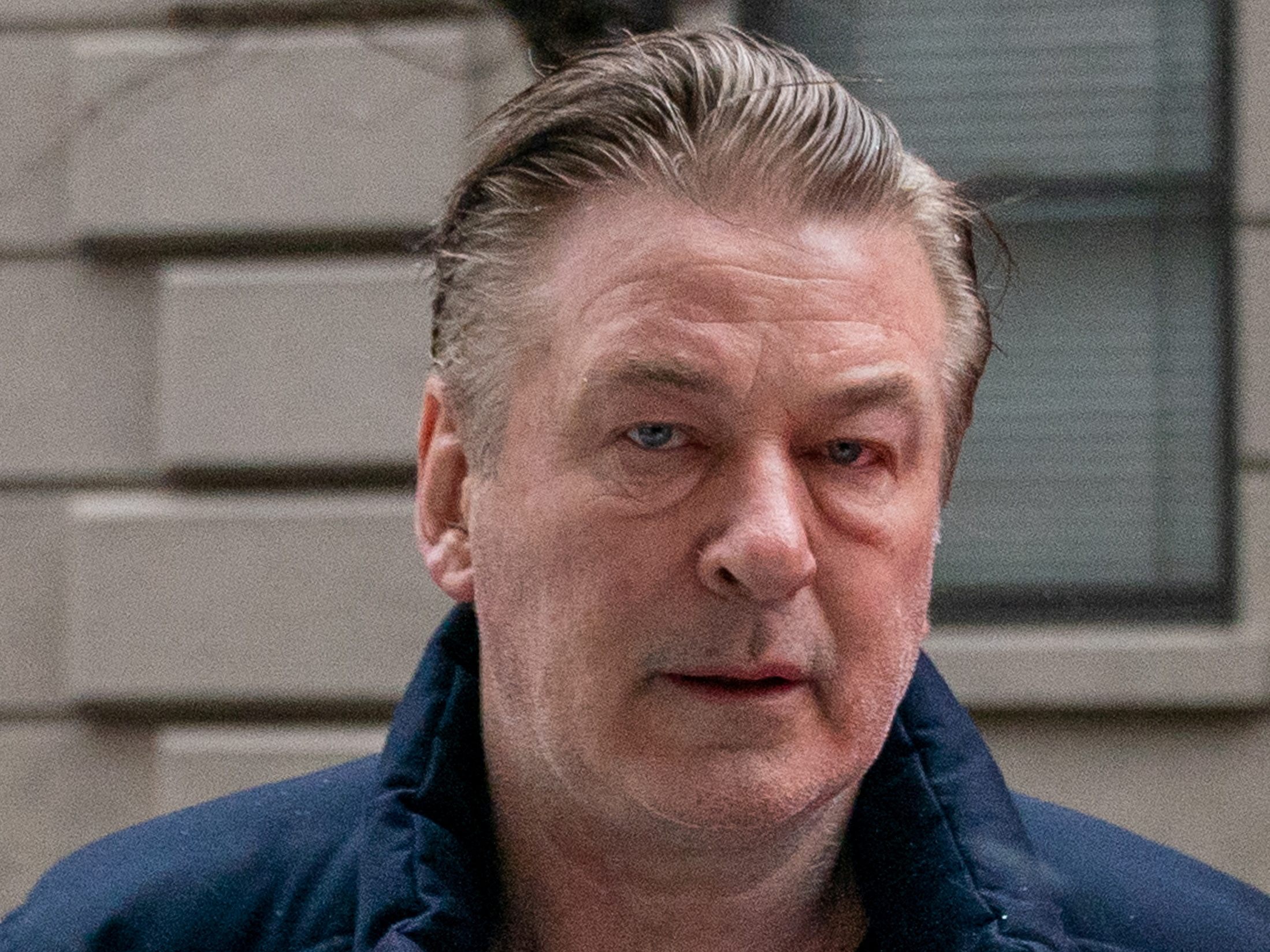 Alec Baldwin soll bei "Rust"-Dreh doch abgedrückt haben. Alec Baldwin soll bei "Rust"-Dreh doch abgedrückt haben.
