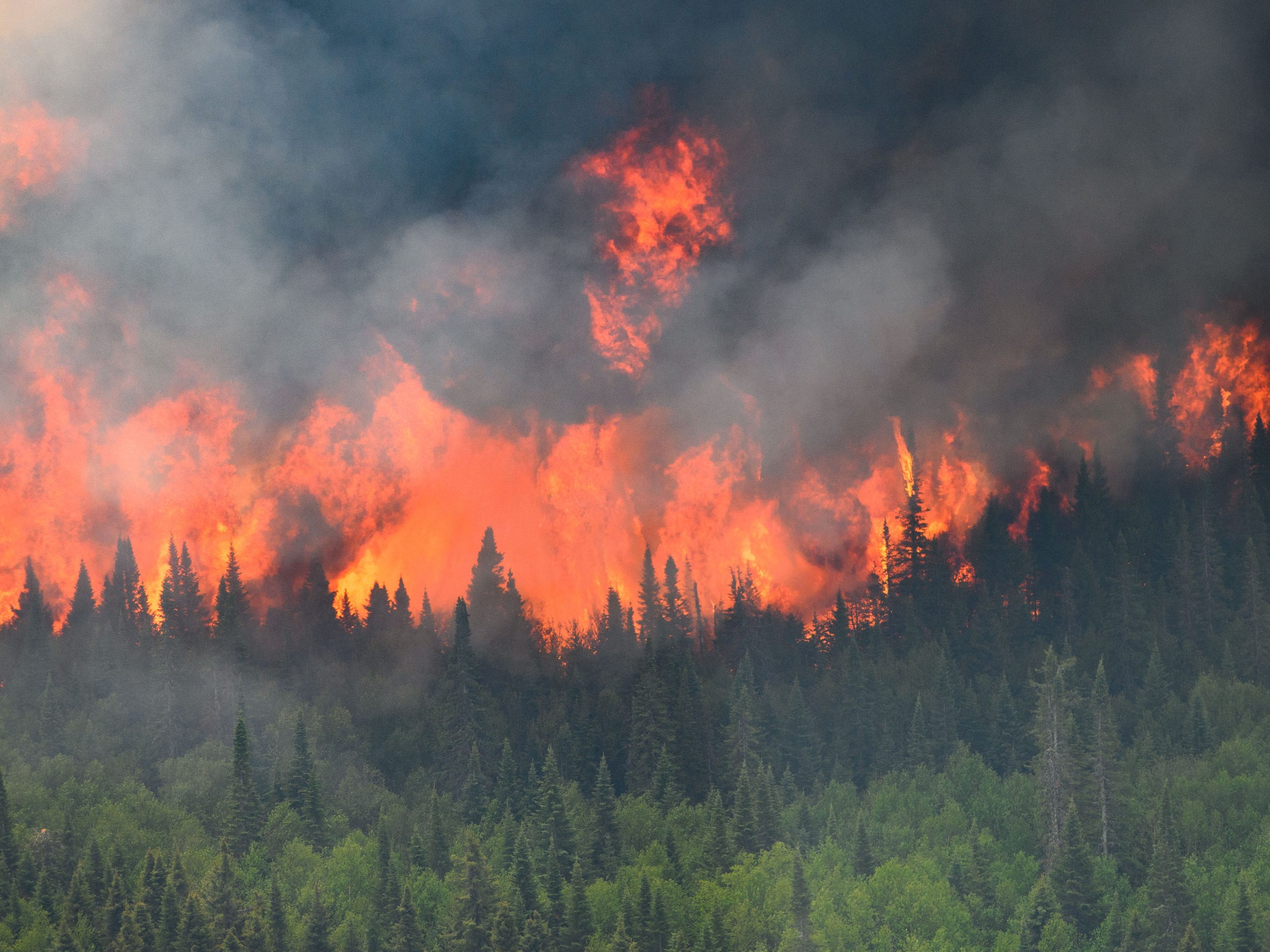 Wegen eines Feuers mussten Bewohner einer kanadischen Stadt evakuiert werden.