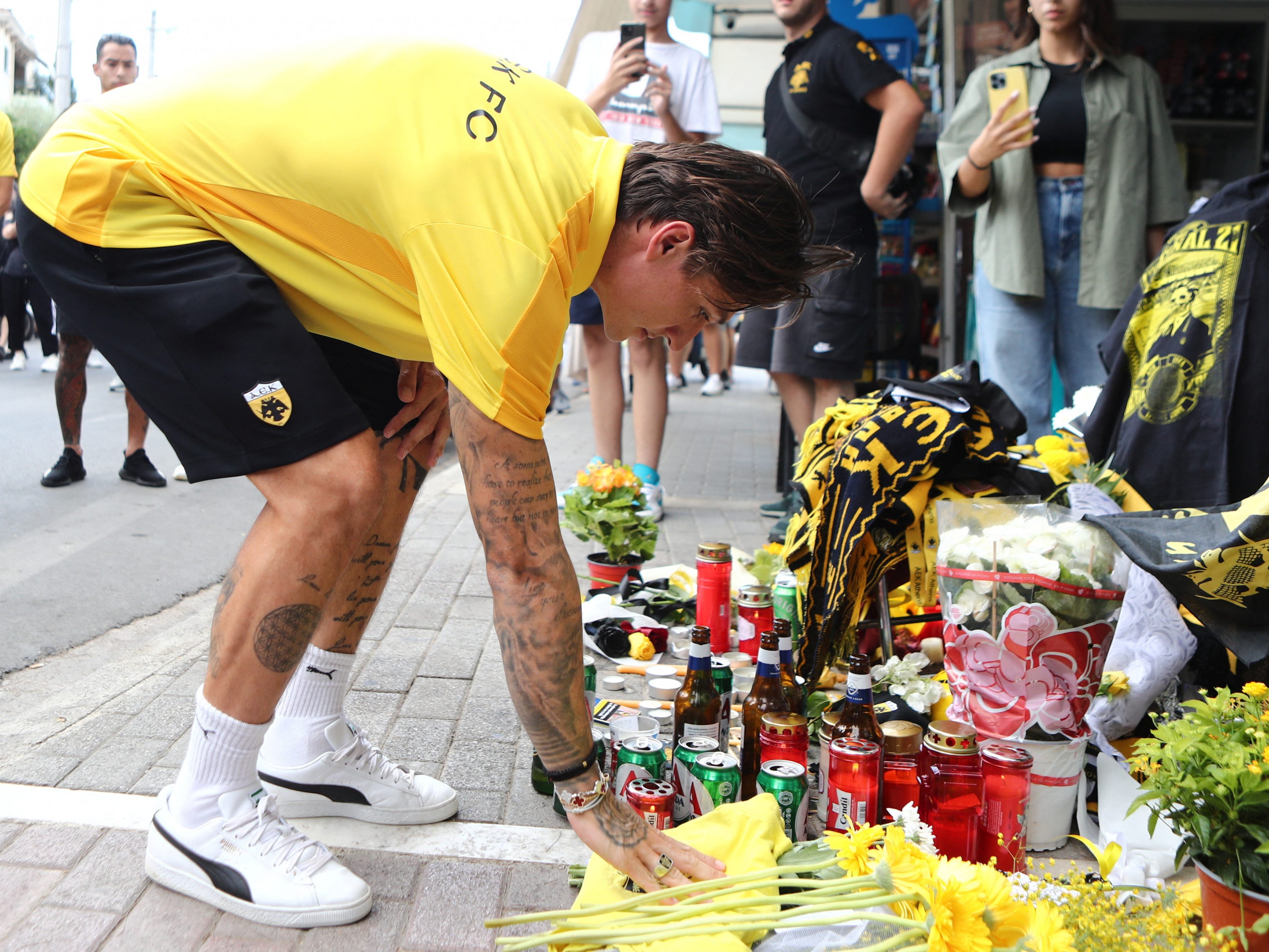 Nach einem Zusammenstoß zwischen Fans von AEK Athen mit Dinamo Zagreb starb ein griechischer Fußball-Fan.