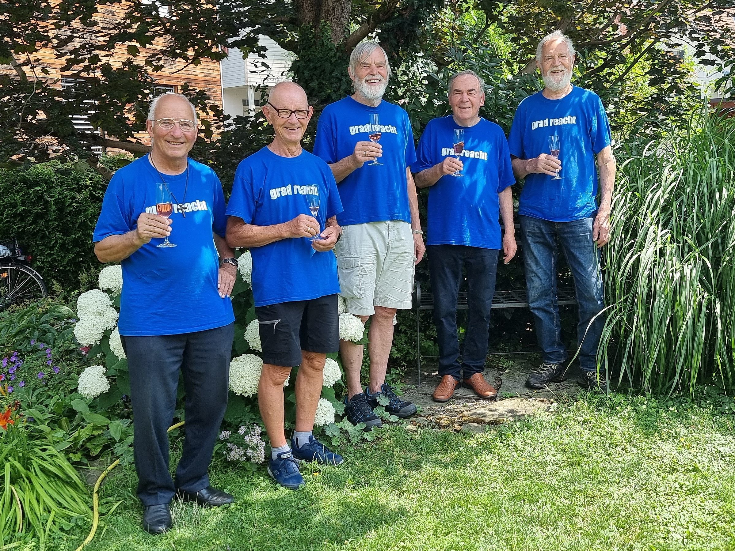 Mit einem Sektle stieß die Wandergruppe "Grad reacht" rund um Joe Schgör, Franz Brugger, Franz Wehinger, Kurt Vetter und Armin Fetz auf ihr besonderes Jubiläum an.