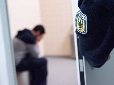 Bundespolizei bringt Migranten in Abschiebehafteinrichtung.