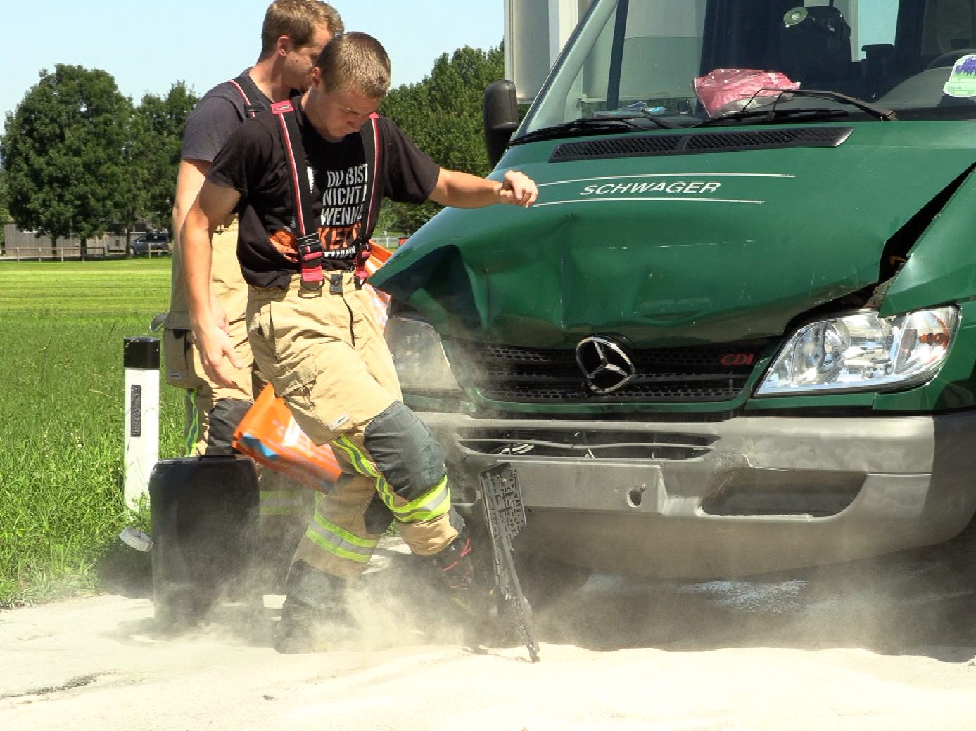 Aufräumarbeiten für die Feuerwehr nach einem Unfall in Lustenau.