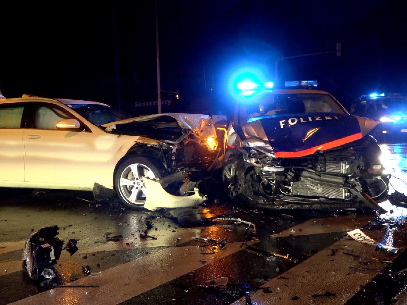 An beiden Fahrzeugen entstand Totalschaden An beiden Fahrzeugen entstand Totalschaden