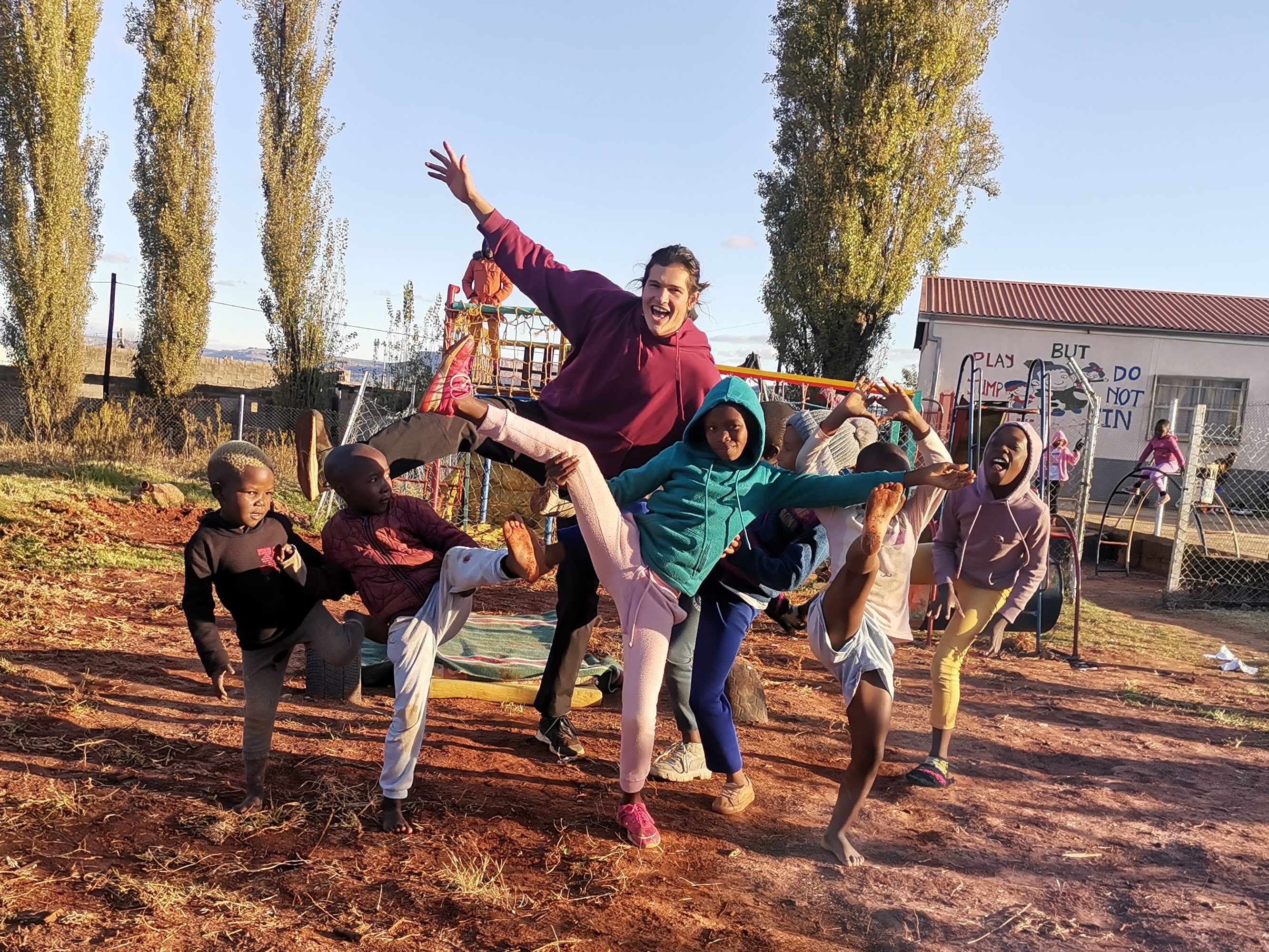 Simon Pastor möchte seine Erfahrungen in Afrika nicht missen und lädt am 17. September zu einem Vortrag, um über seine Zeit und das Projekt in Lesotho zu berichten. Simon Pastor möchte seine Erfahrungen in Afrika nicht missen und lädt am 17. September zu einem Vortrag, um über seine Zeit und das Projekt in Lesotho zu berichten.
