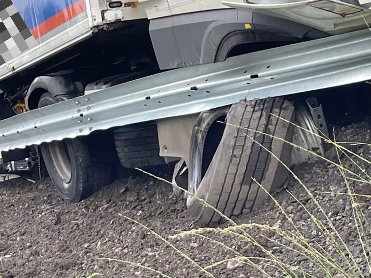 Reifenplatzer: Lkw-Lenker verlor Kontroller über Fahrzeug und krachte mit dem Lkw gegen die Leitschiene.