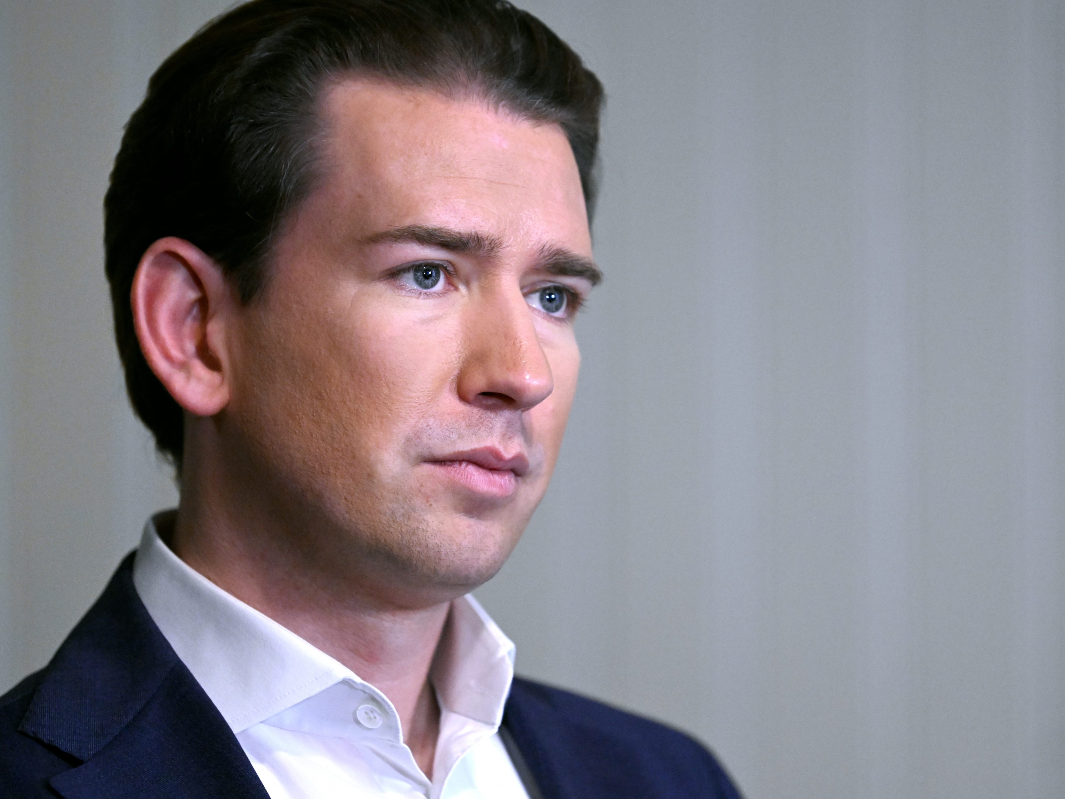 Kurz geht von seiner Anklage aus. Kurz geht von seiner Anklage aus.