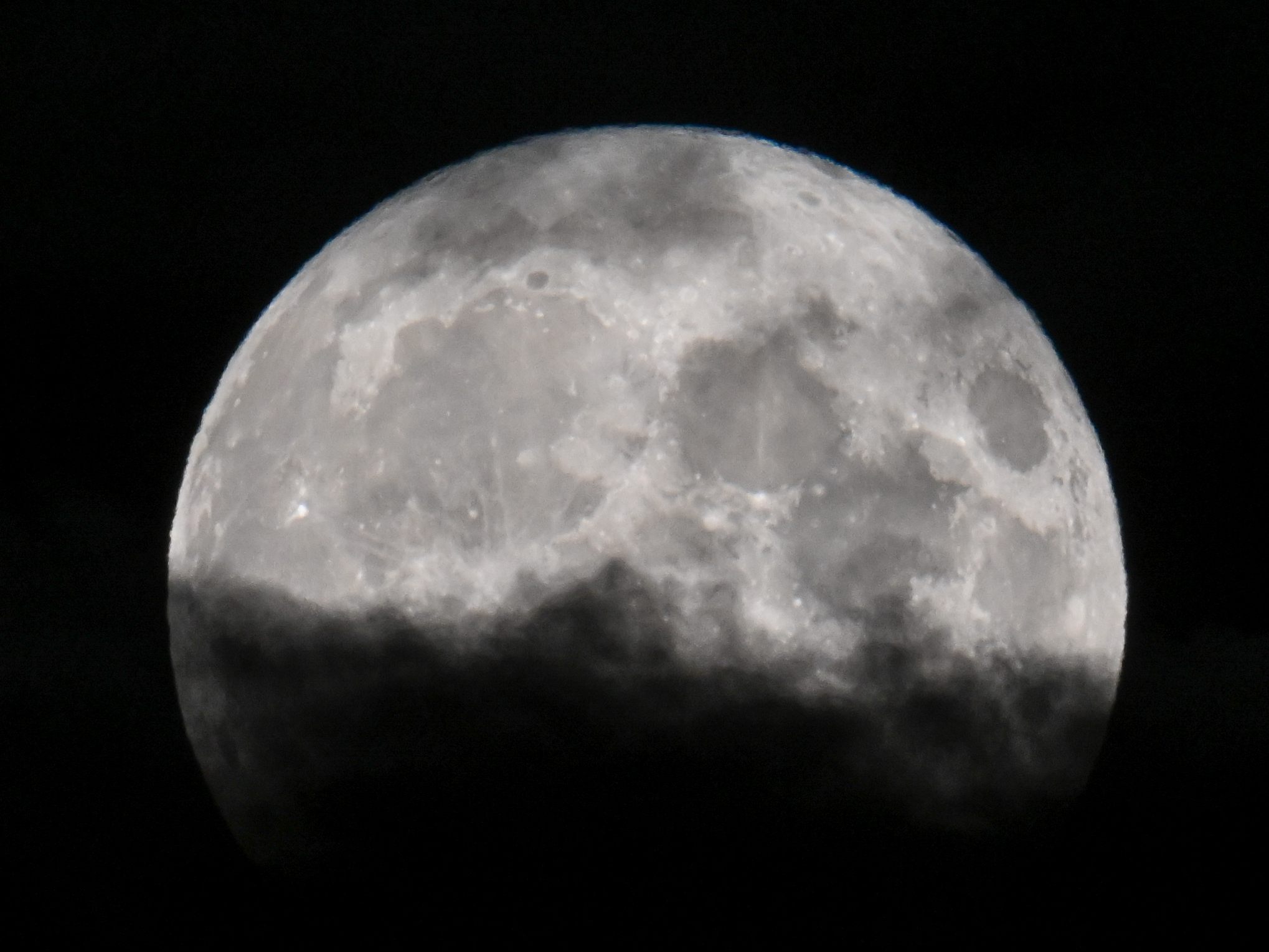 Der Supermond am Frankfurter Nachthimmel am 2. August 2023.