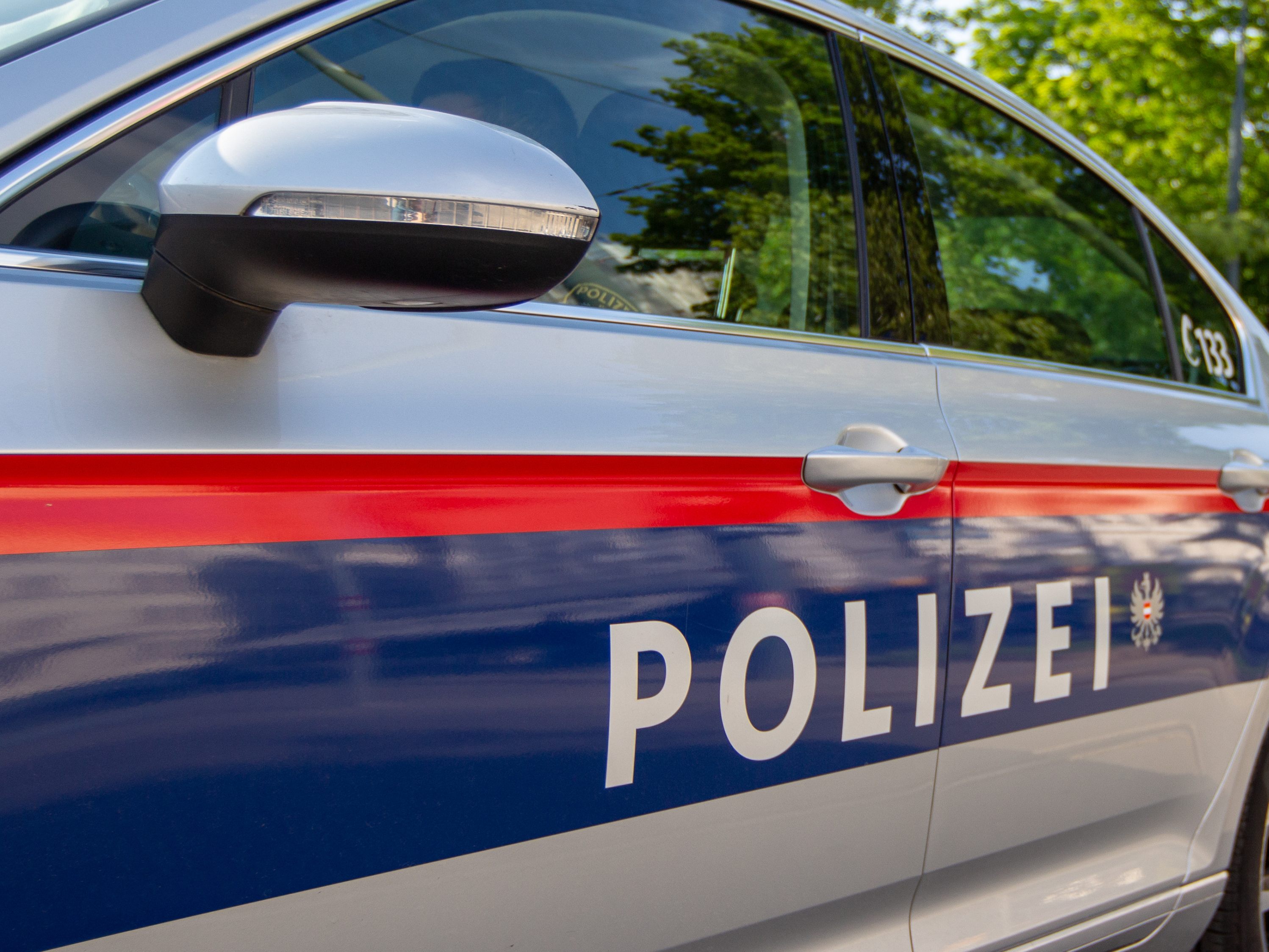 Ein Elfjähriger wurde in NÖ von einem Polizei-Streifenwagen erfasst.